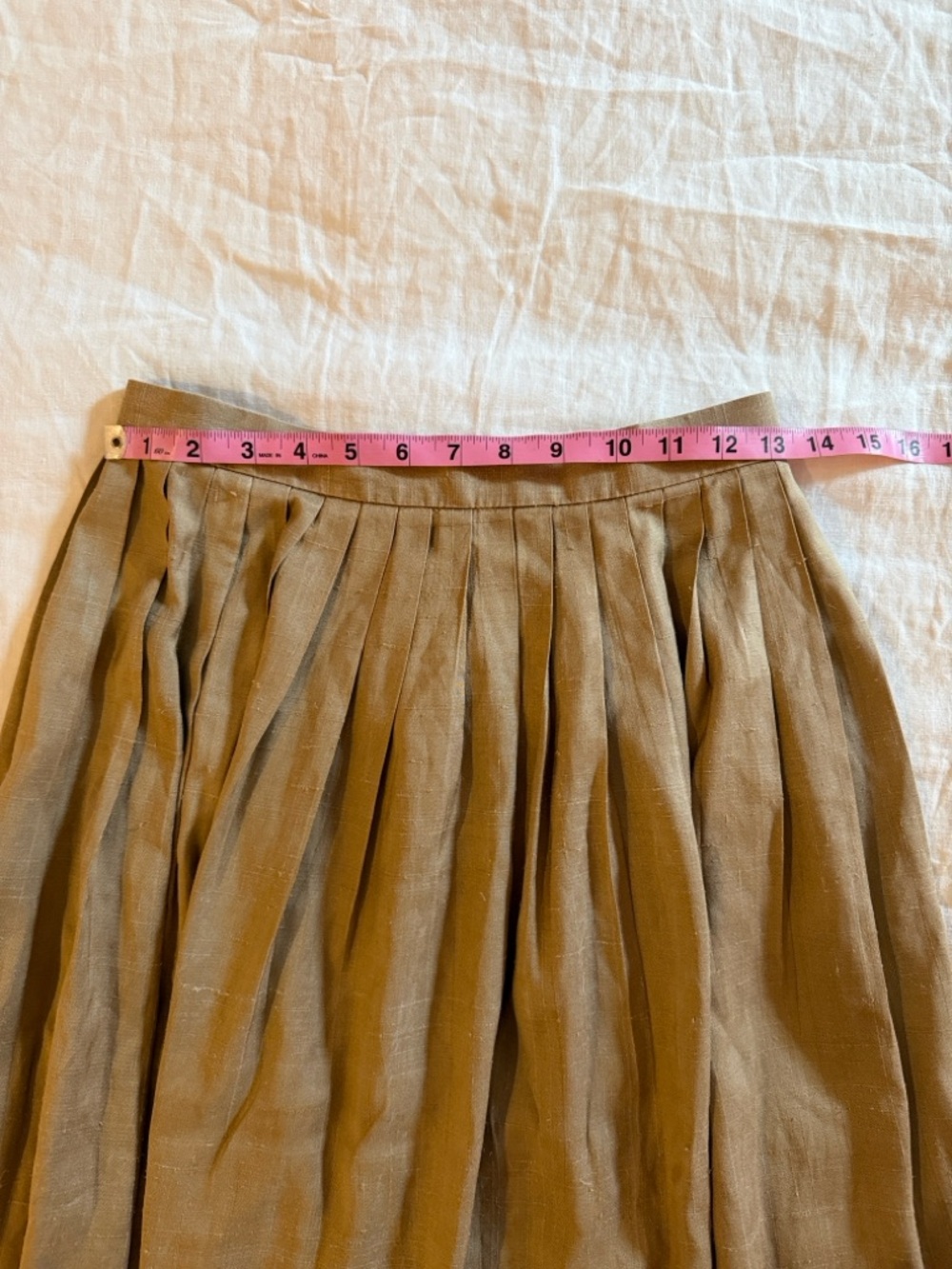 100% RAW SILK Vintage Pleated Midi Skirt in Taupe - Picture 3 of 4